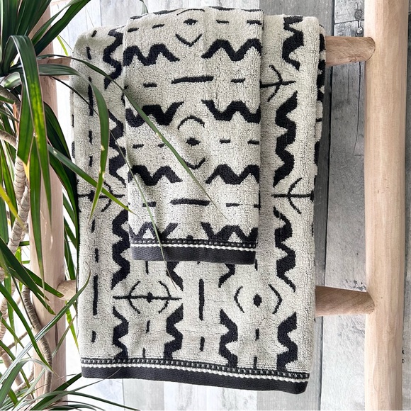 Opalhouse Other - 🌴Target Opalhouse 2pc Black & White Vertical Thorns Bath Towel Set